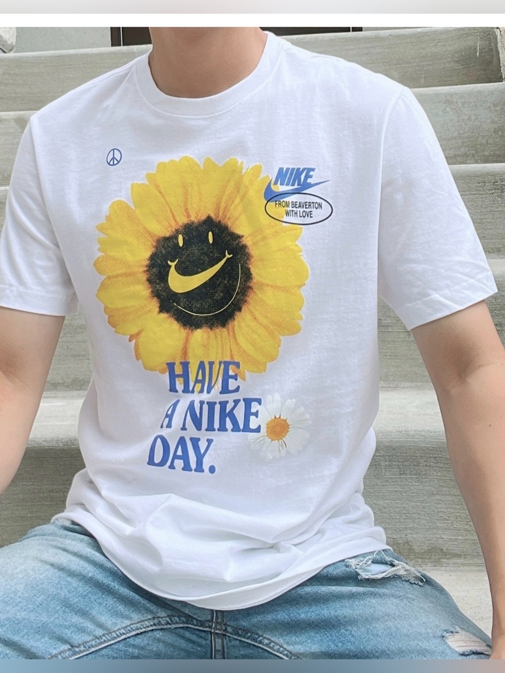 Vintage Nike Men’s White 'Have A Nike Day' Sunflower Graphic Tee size small